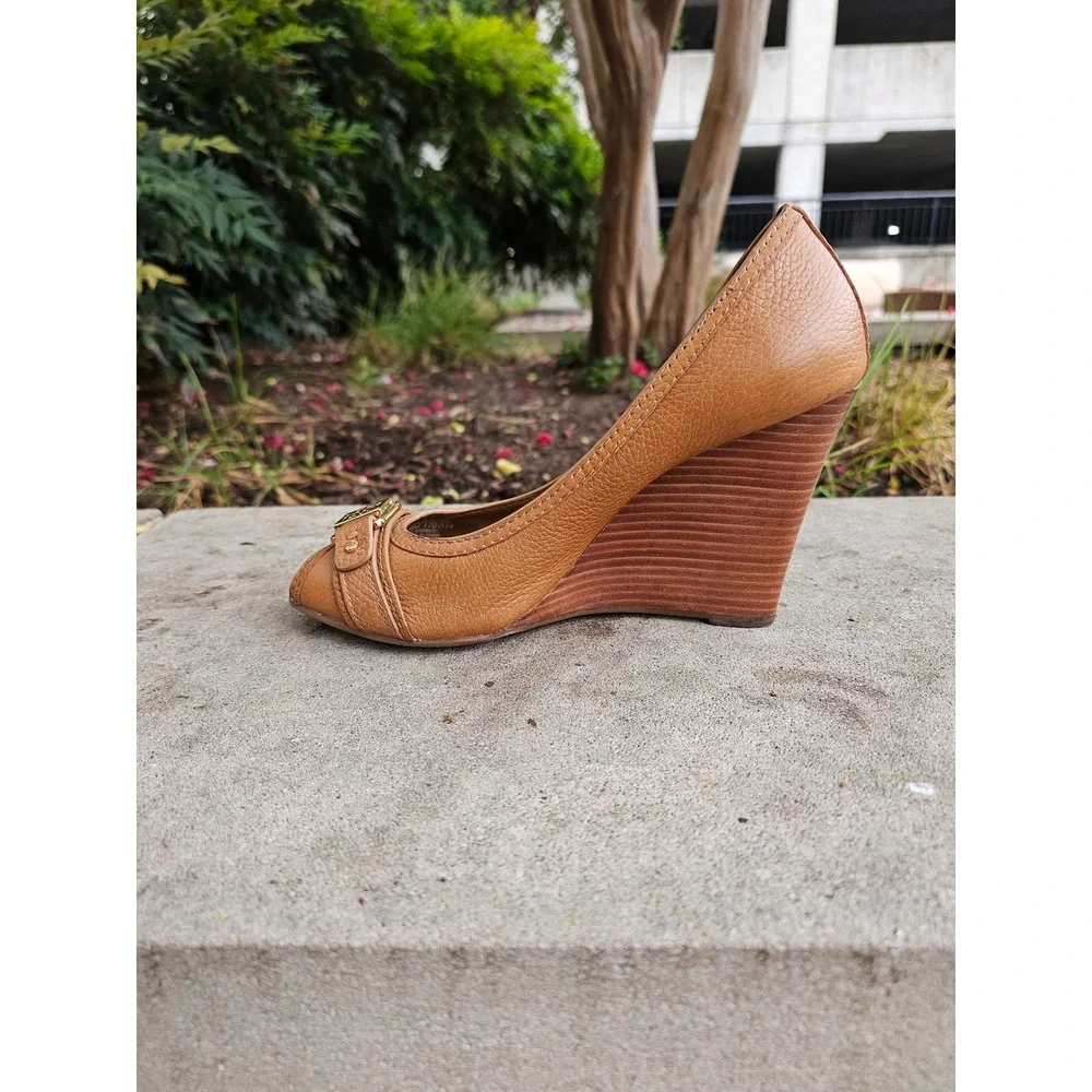 Tory Burch Leticia Peep Toe Wedge Heels 9 Tan Pebbled Leather Logo Buckle